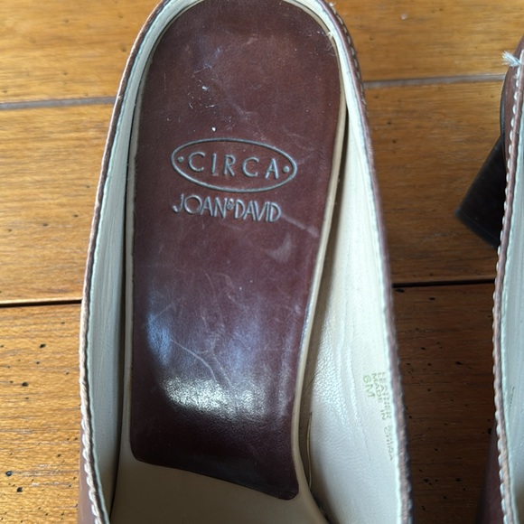 Joan & David Circa Leather Heels - size 6 - Picture 5 of 9